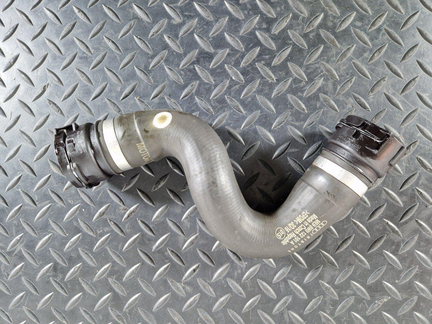 16-19 AUDI A4 AVANT B9 S-LINE GENUINE 3.0TDI CSW WATER COOLANT HOSE 8W0122101A