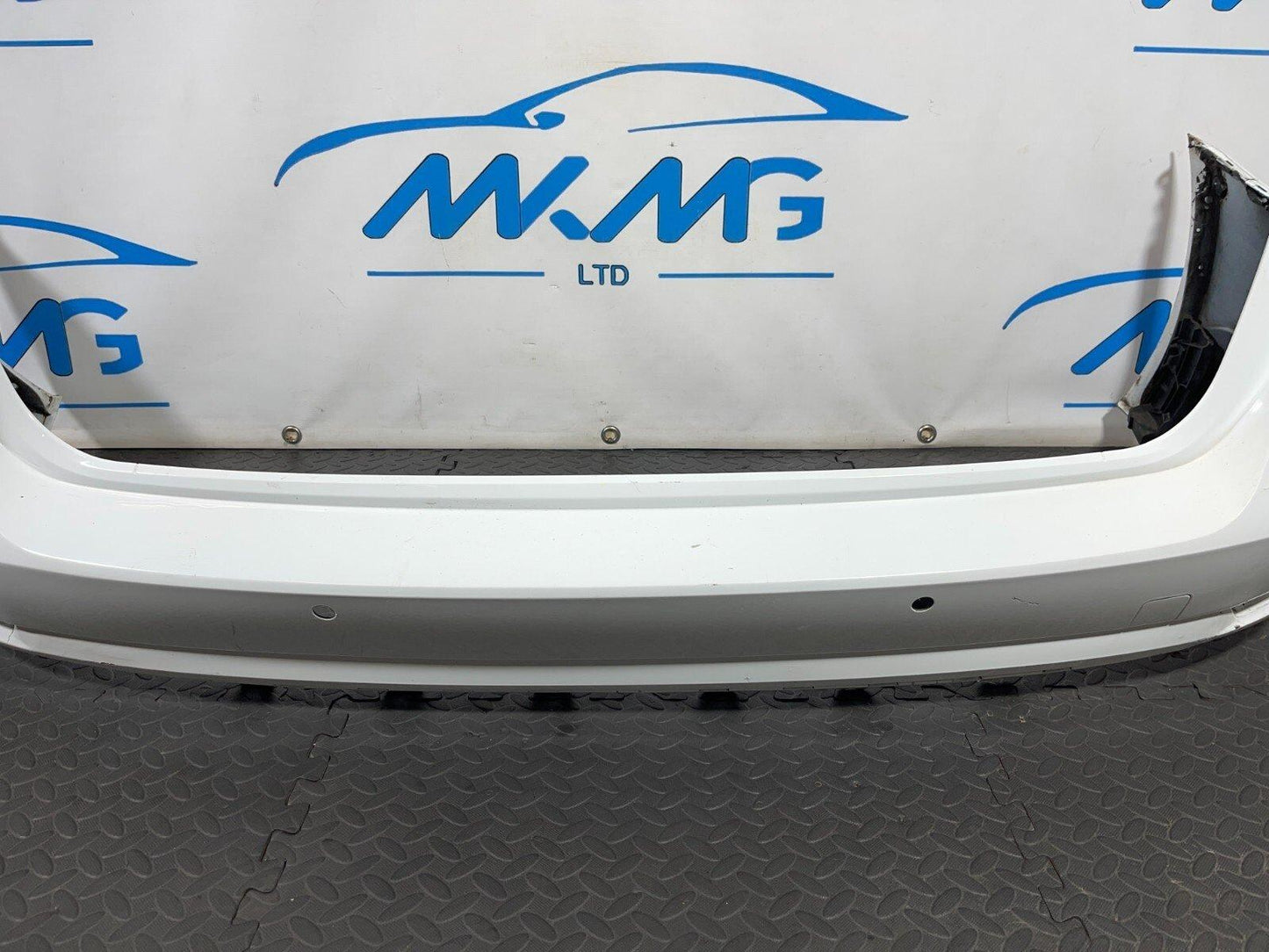 16-19 AUDI A4 B9 ULTRA SE GENUINE REAR BUMPER IN WHITE (DAMAGED)