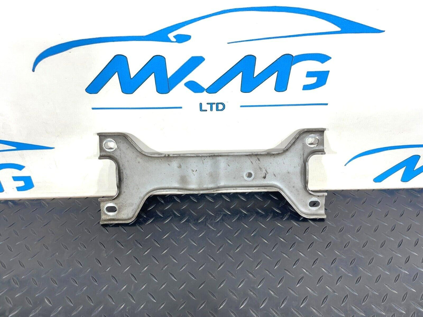 19-ON MERCEDES A CLA C188 V177 EQ 250E EXHAUST SYSTEM CENTRE BRACKET A2474921500