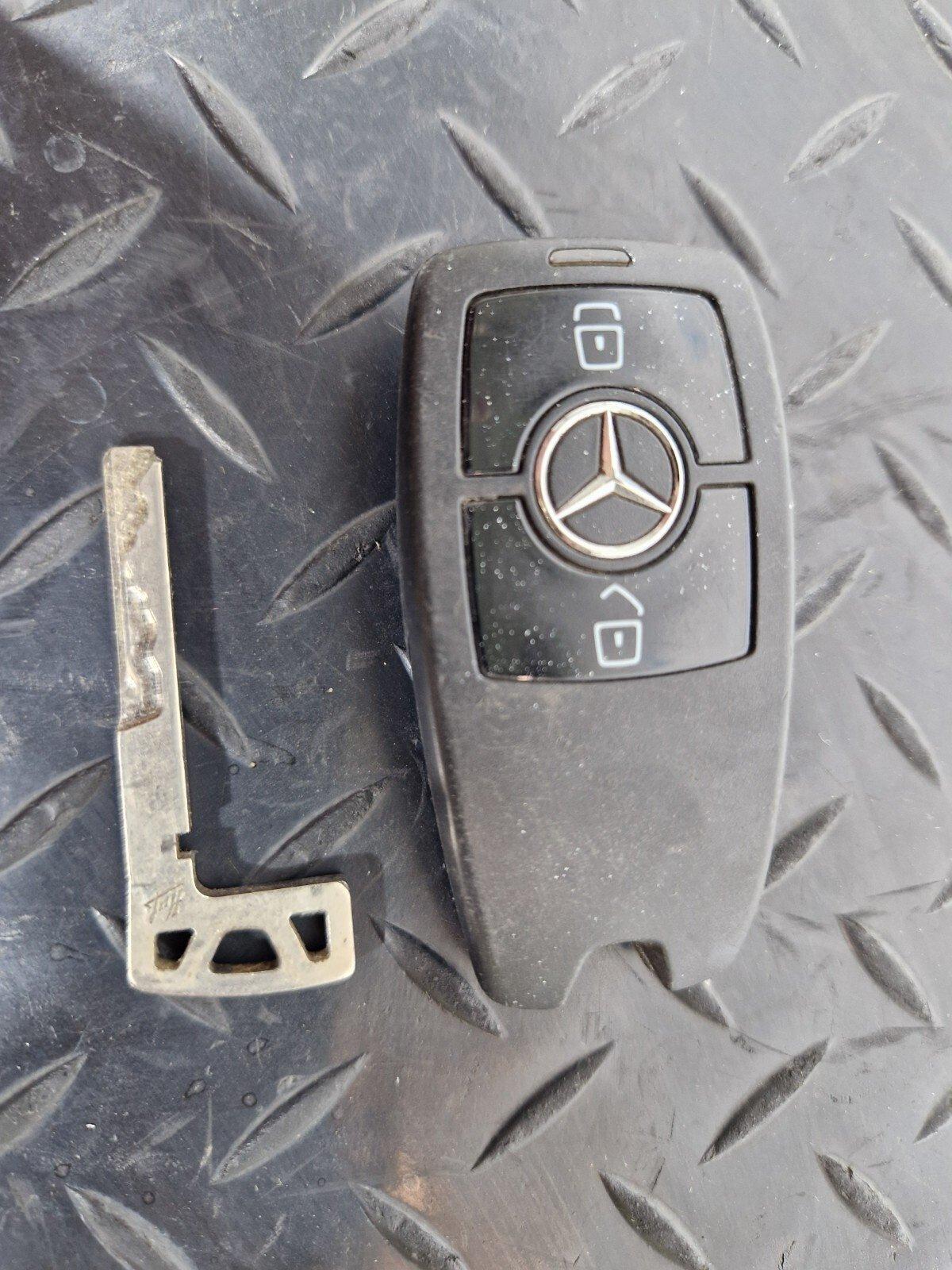 18-ON MERCEDES BENZ SPRINTER W907 SPRINTER KEY FOB REMOTE A2479052303