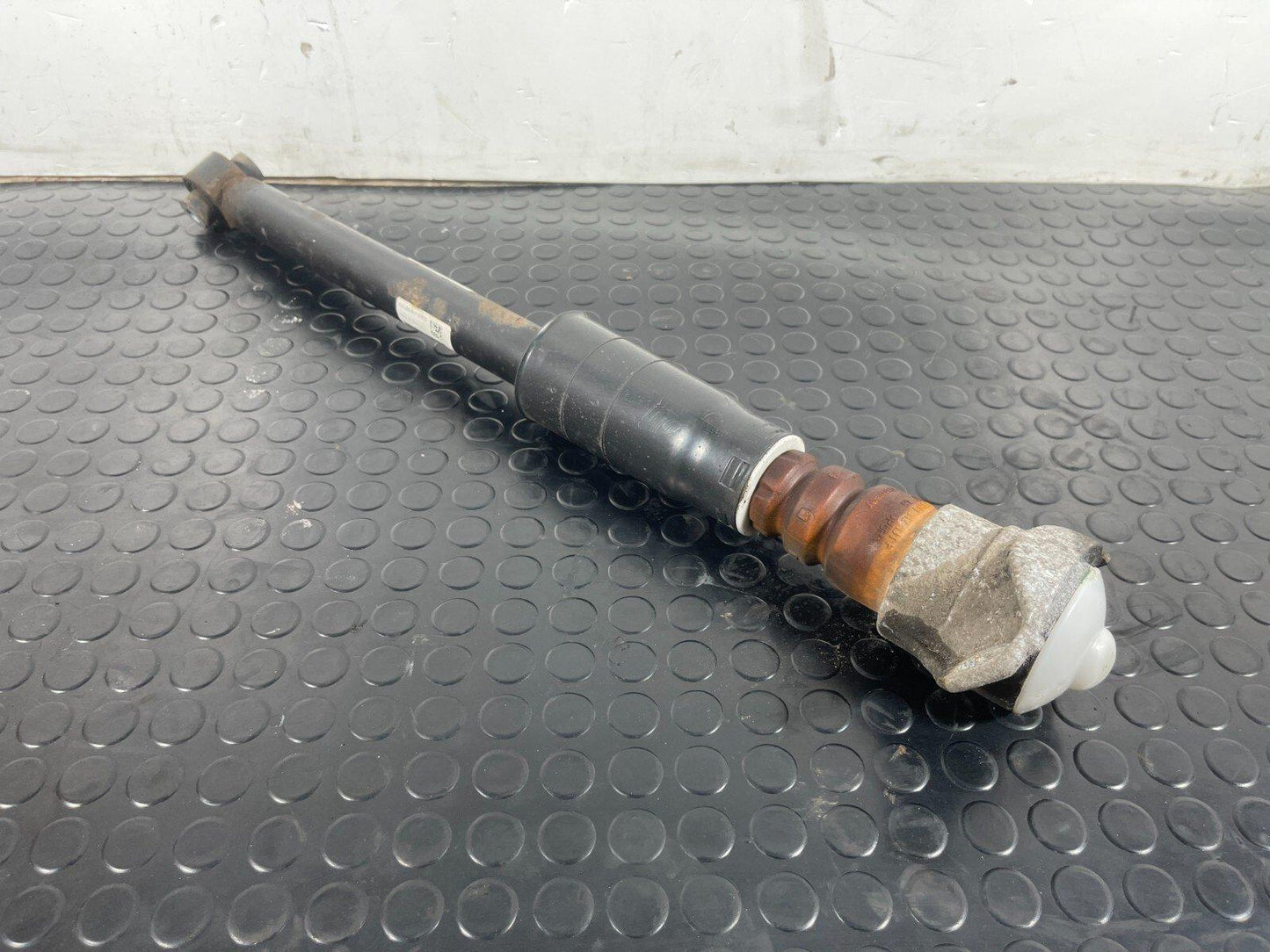 16-19 AUDI A4 B9 REAR LEFT OR RIGHT SIDE SHOCK ABSORBER 8W0513035J 8W0035J