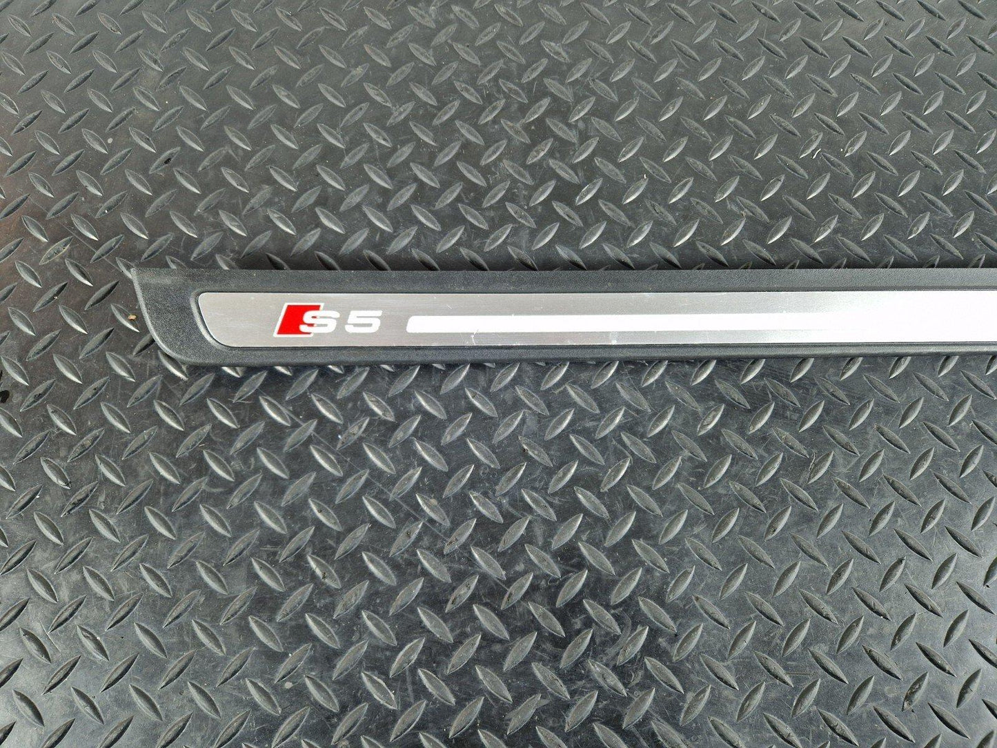12-17 AUDI S5 CONVERTIBLE FRONT RIGHT SIDE O/S INNER DOOR SILL TRIM 8T0853374