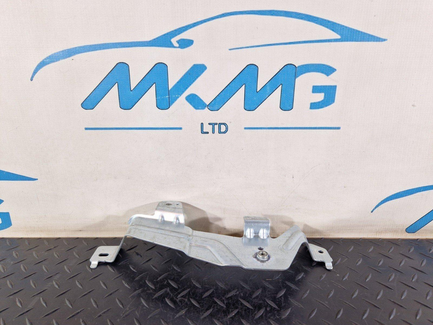 11-19 MERCEDES BENZ ML W166 GENUINE BOOT LINER RIGHT SIDE BRACKET A1668601014