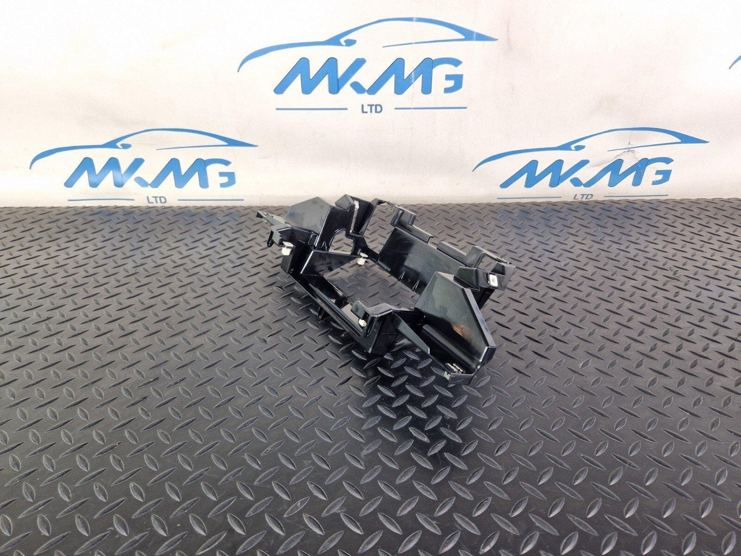 18-ON MERCEDES BENZ SPRINTER W907 RADIO FRAME DASHBOARD TRIM  A9108270600