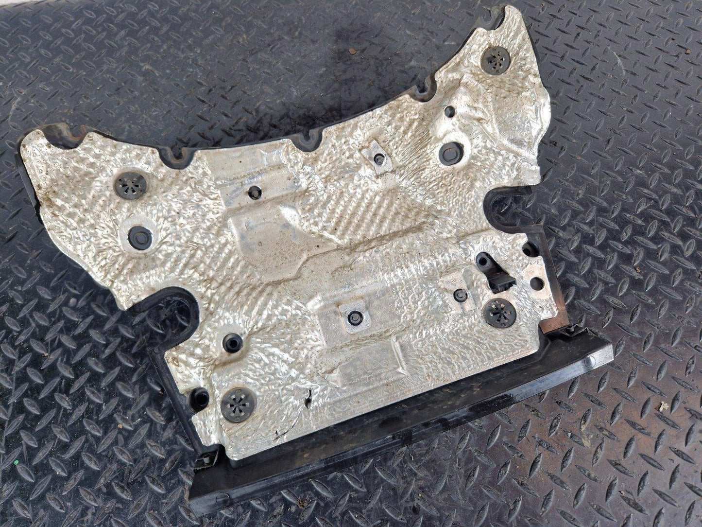 10-18 VW TOUAREG 7P GENUINE CENTRE ENGINE HEAT SHIELD COVER 7P5819523