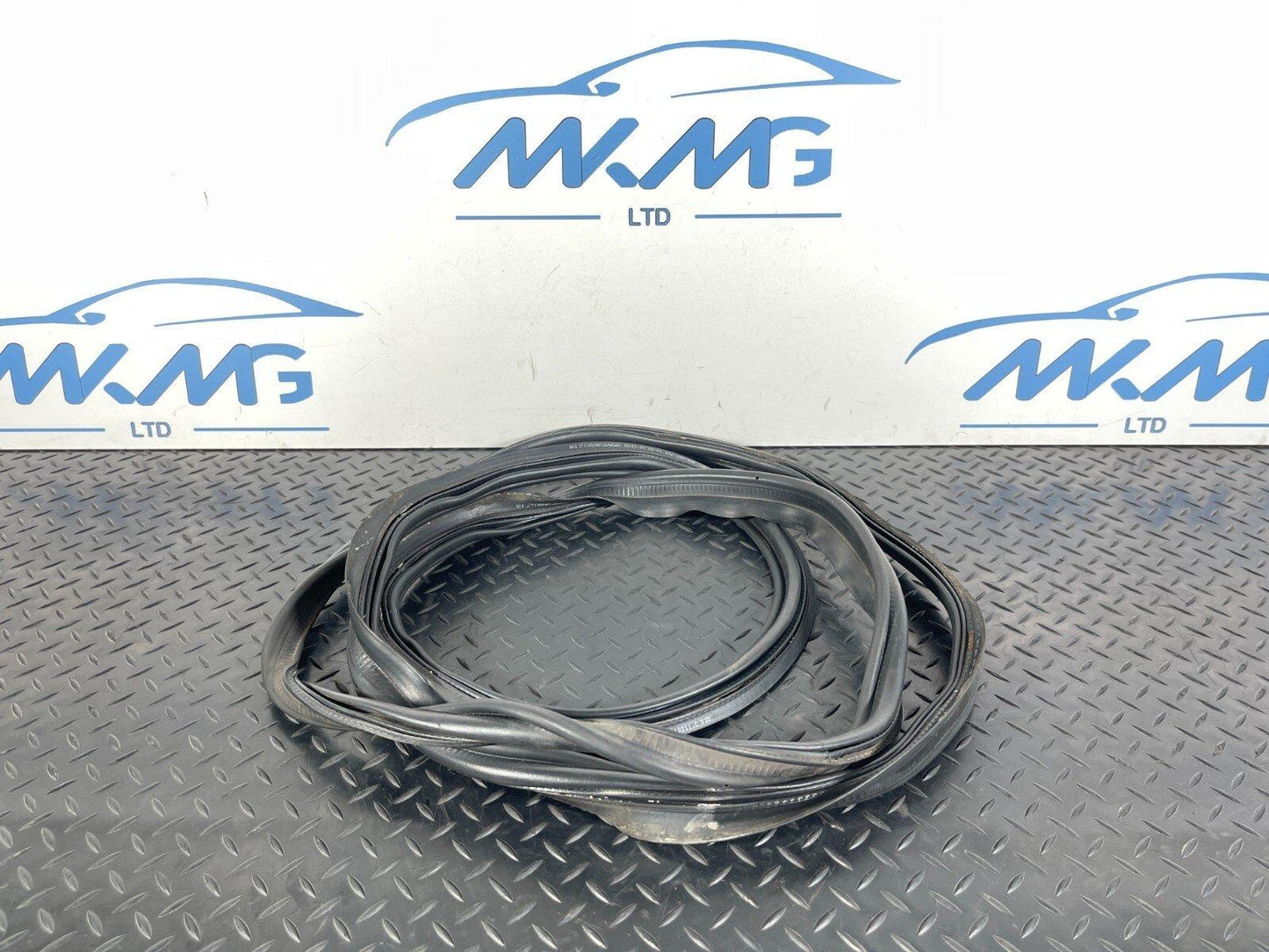 16-19 AUDI A4 B9 BOOT SEAL RUBBER SEAL 8W9827705