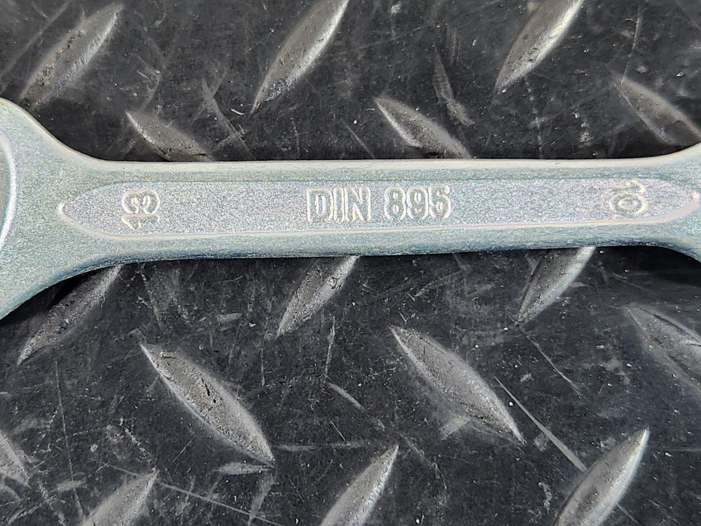 16-20 AUDI Q7 4M GENUINE BOOT TOOLKIT
