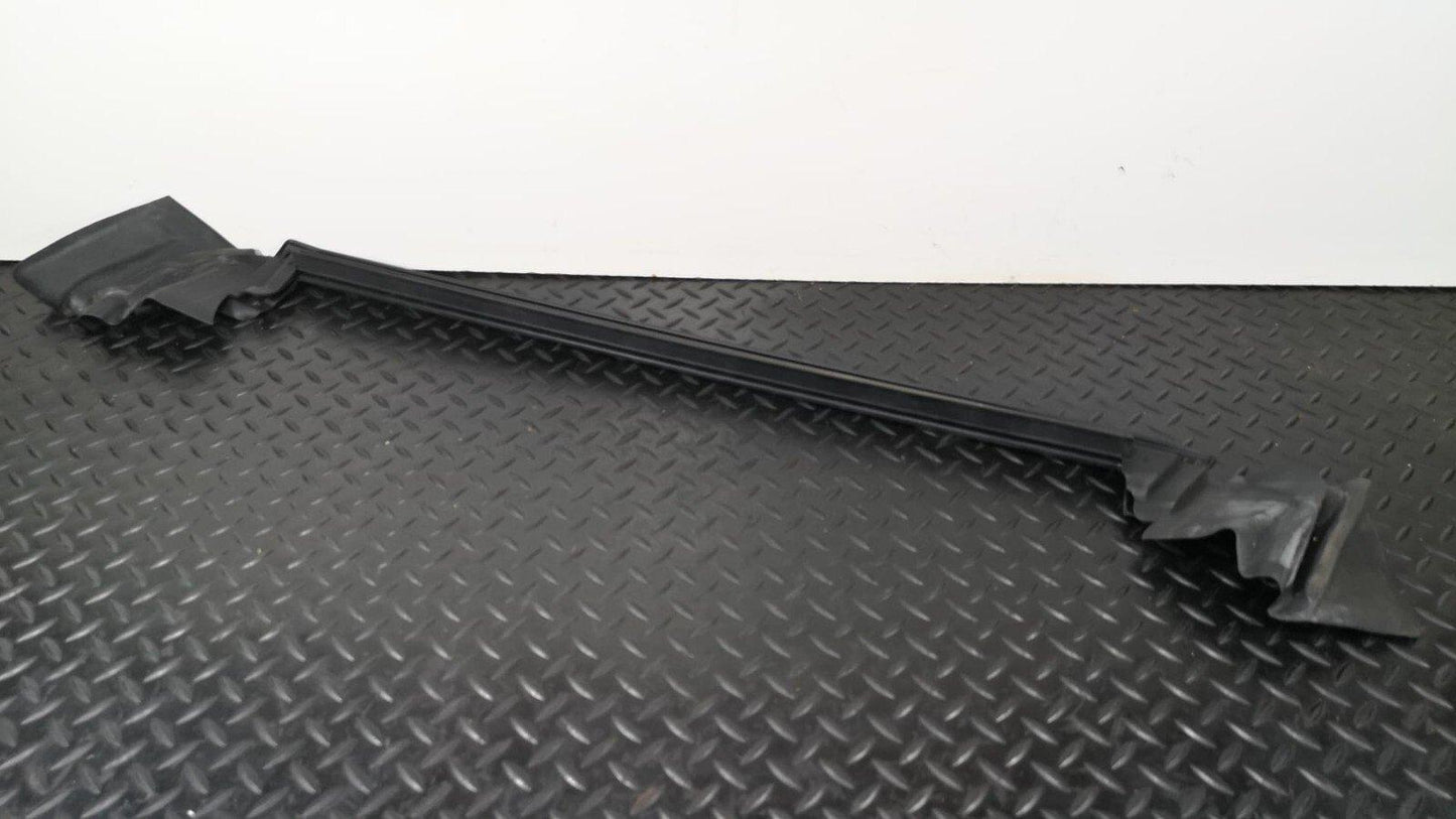 13-19 MERCEDES BENZ CLA W117 C117 REAR RIGHT DRIVER SIDE WINDOW RUBBER SEAL B115