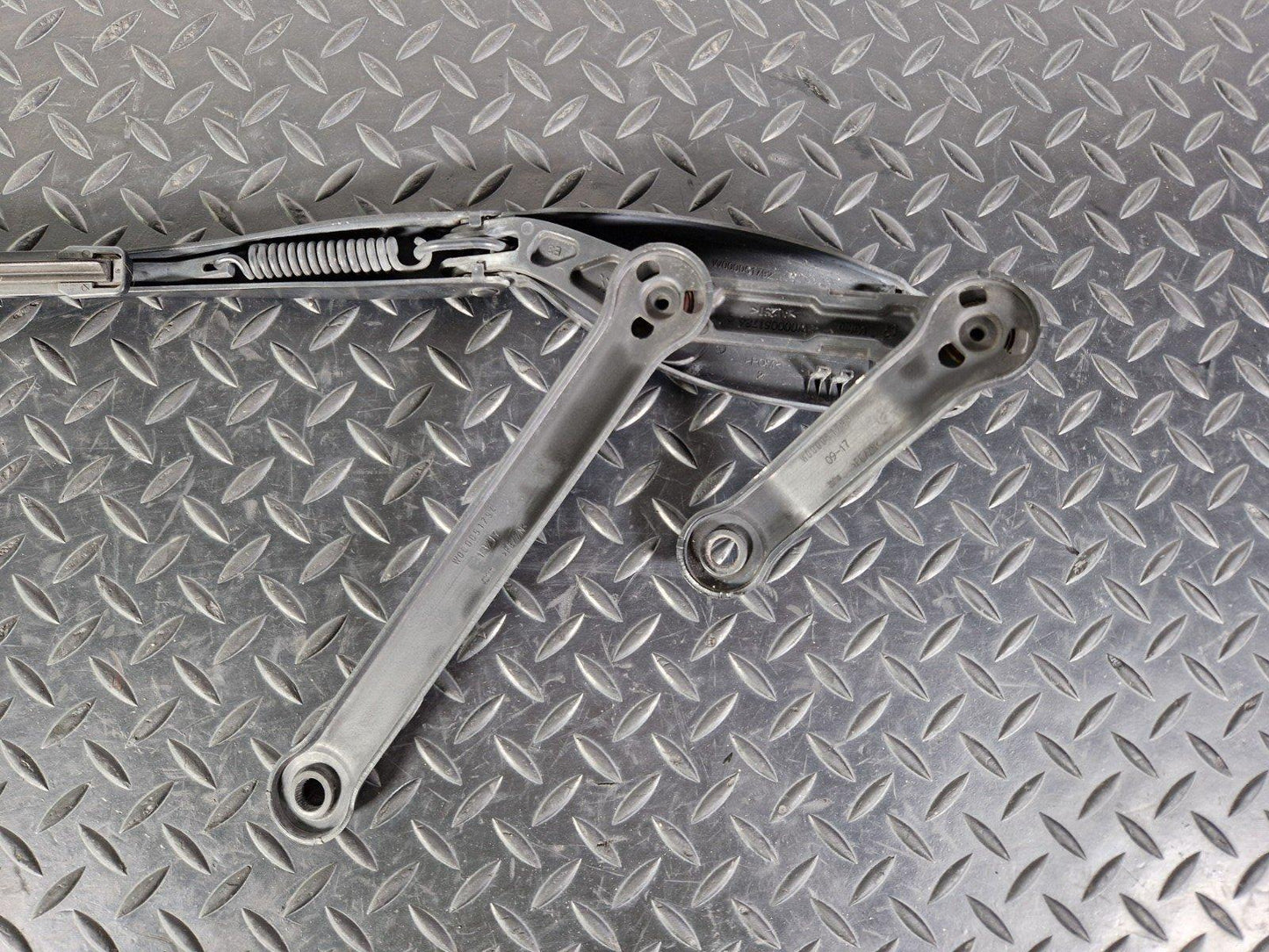 14-21 MERCEDES BENZ C300h W205 WINDSCREEN LEFT N/S WIPER ARM COVER A2058240219