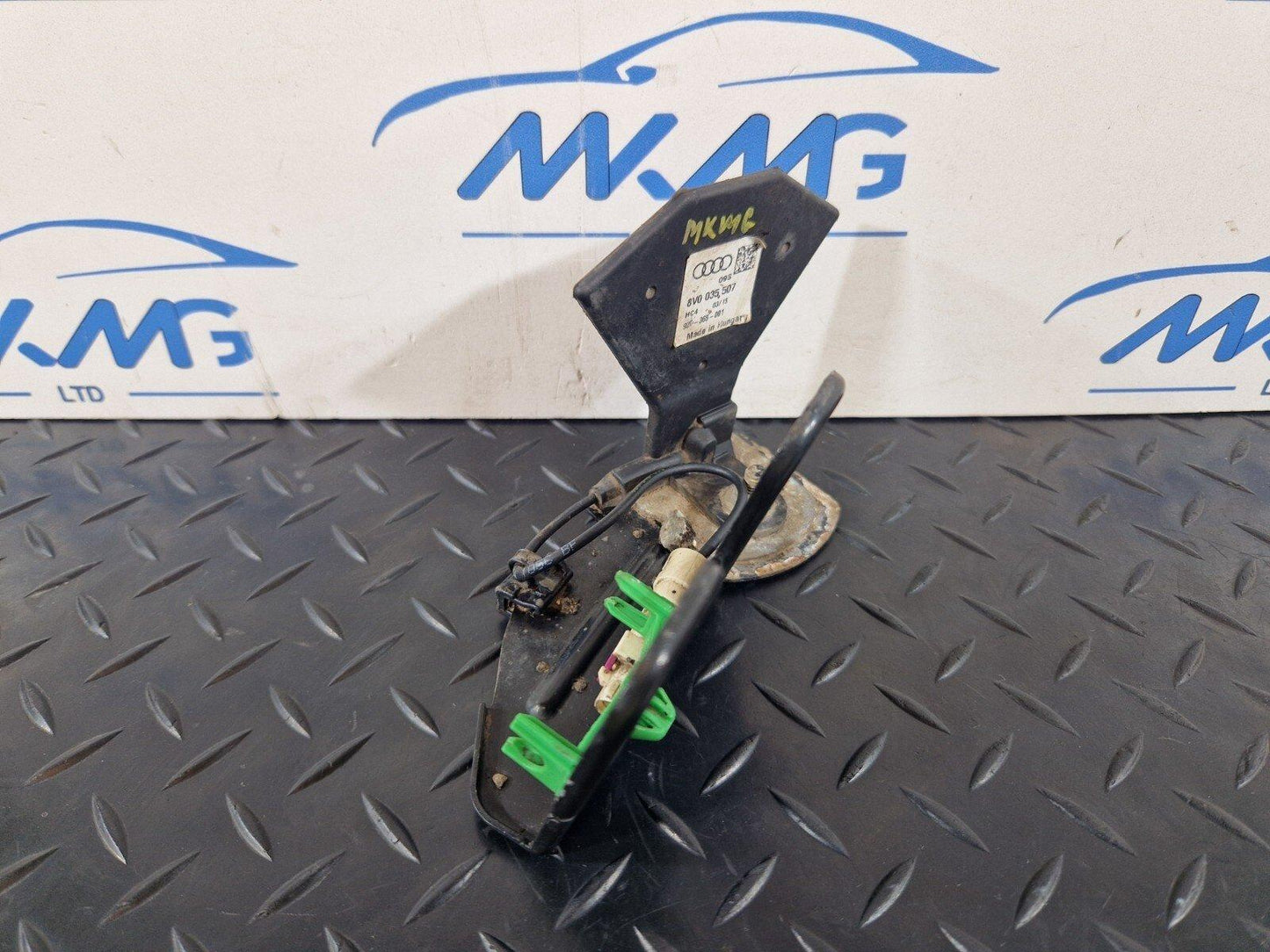 12-18 AUDI A6 C7 GENUINE LEFT N/S TELEPHONE AERIAL & BRACKET 8V0035507 4G0035525