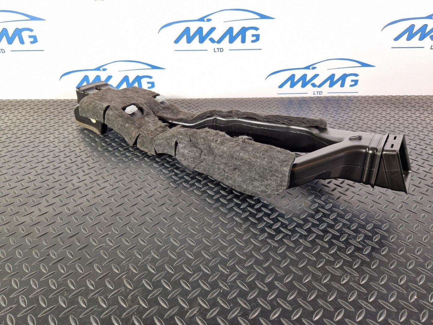 15-18 AUDI A7 4G CENTRE REAR VENTS AIR DUCTING CHANNEL 4G0857039