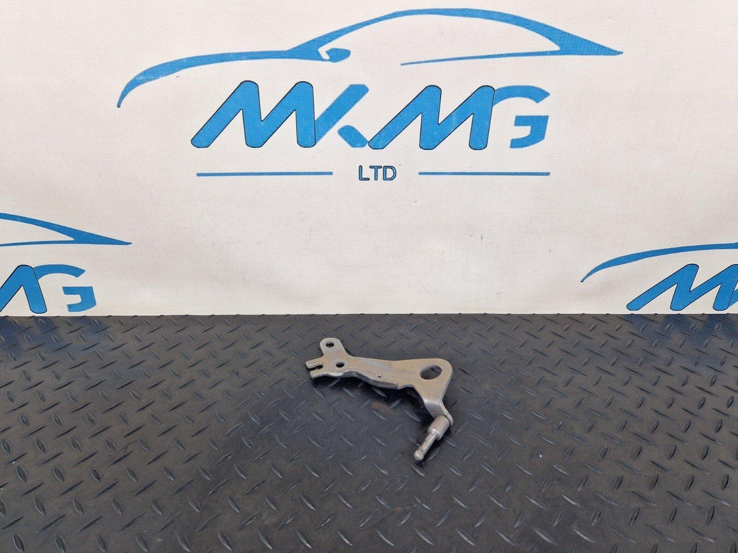 14-21 MERCEDES BENZ C220d W205 ENGINE LEFT REAR LIFTING LUG CLIP MOUNT HOLDER