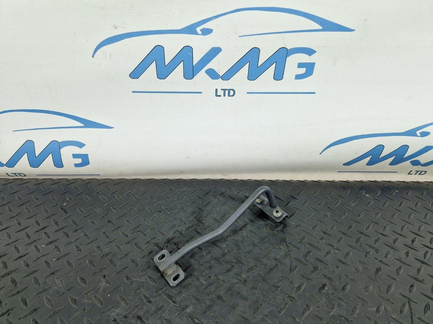 14-21 MERCEDES BENZ C200d W205 FRONT LOCKING STRIKER SUPPORT BRACKET A2058980032