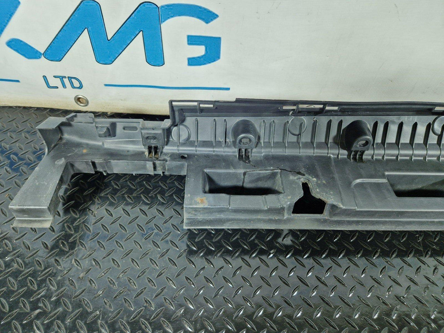 11-19 MERCEDES W166 RIGHT DRIVER SIDE SKIRT HOLDER BRACKET A1666900210