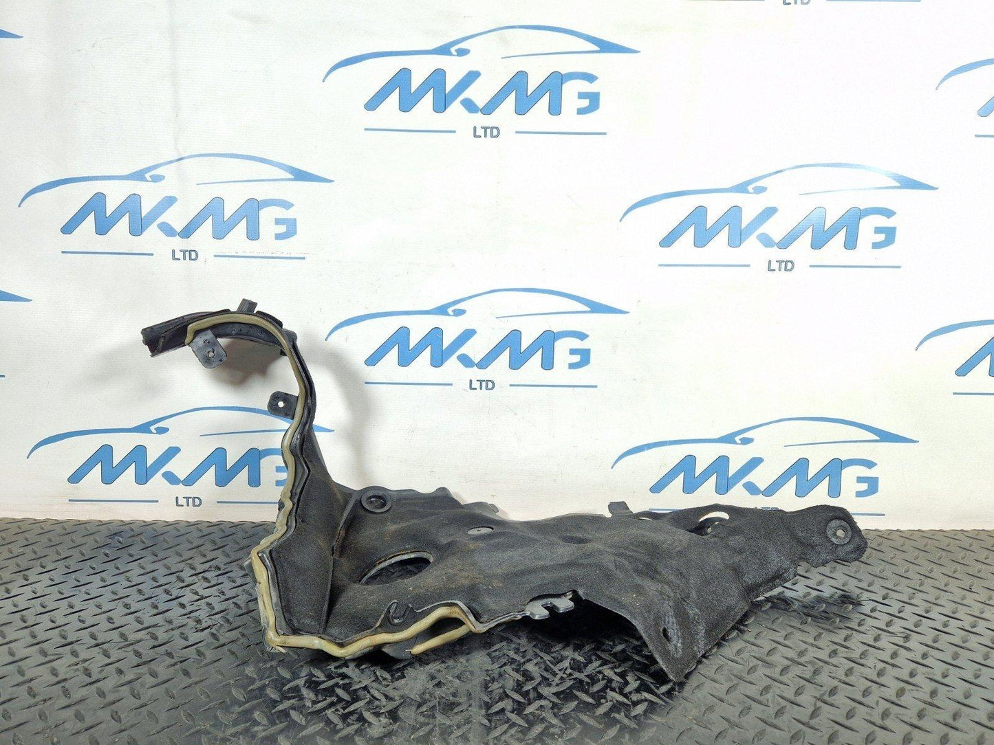 16-19 MERCEDES BENZ GLE W166 GENUINE BOTTOM RIGHT PARTITION BRACKET A1666201801