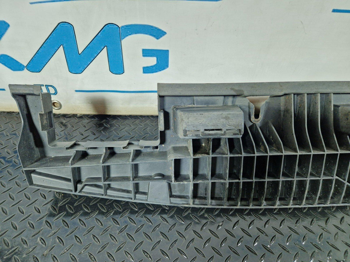 11-19 MERCEDES W166 RIGHT DRIVER SIDE SKIRT HOLDER BRACKET A1666900210