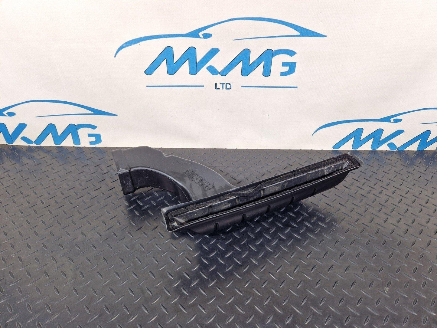 18-ON MERCEDES BENZ SPRINTER  W907 DASHBOARD AIR DUCT A9078304701