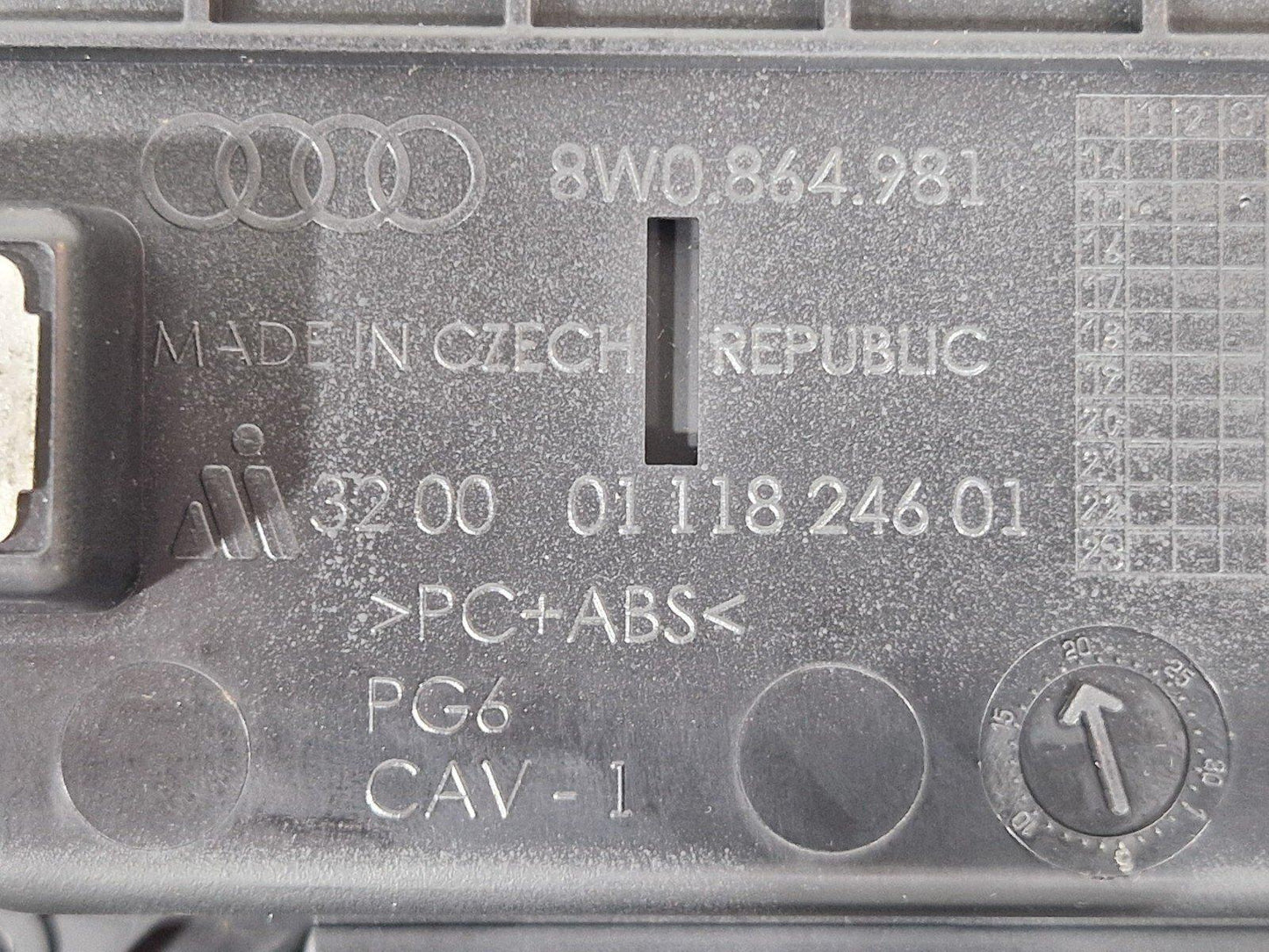 16-19 AUDI A4 B9 GENUINE CENTRE CONSOLE STORAGE TRAY TRIM 8W0864981