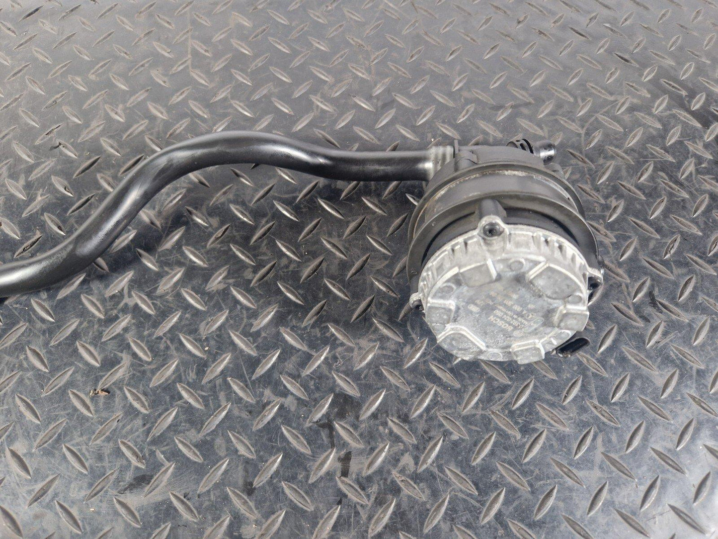 19-ON MERCEDES BENZ A CLASS EQ W177 ADDITIONAL WATER PUMP WITH HOSE A0006002686
