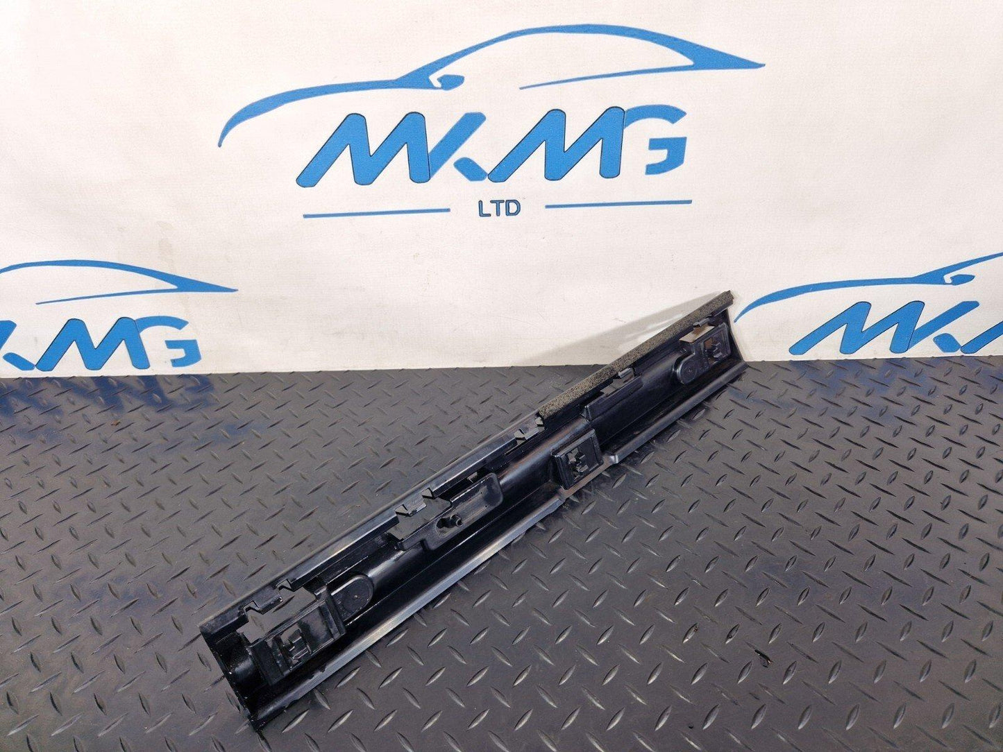 16-22 BMW X1 F48 SIDE SKIRT MOUNTING BRACKET CENTRE MIDDLE RIGHT SIDE 7332332