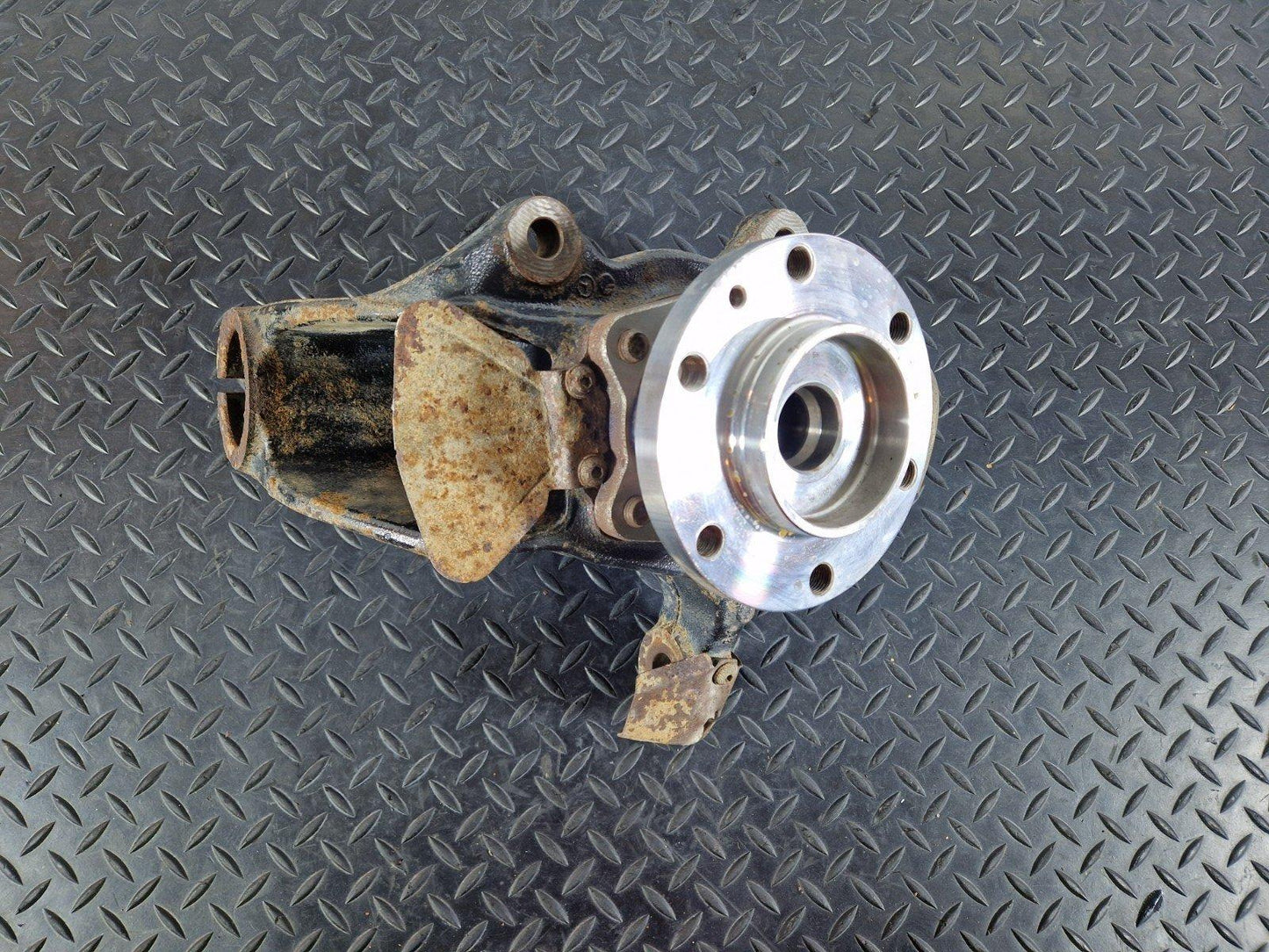 18-ON MERCEDES SPRINTER W910 FRONT RIGHT O/S WHEEL HUB & BEARING A9103320100