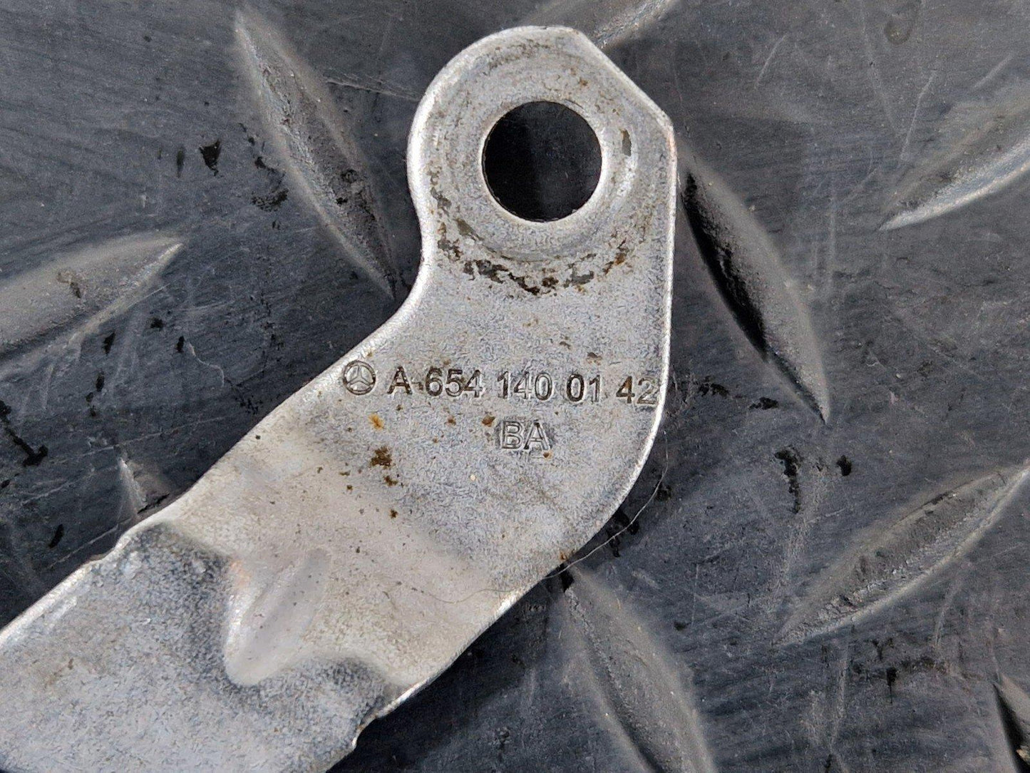 19-ON MERCEDES BENZ B CLASS W247 OM654 INTAKE EXHAUST MANIFOLD SUPPORT BRACKET