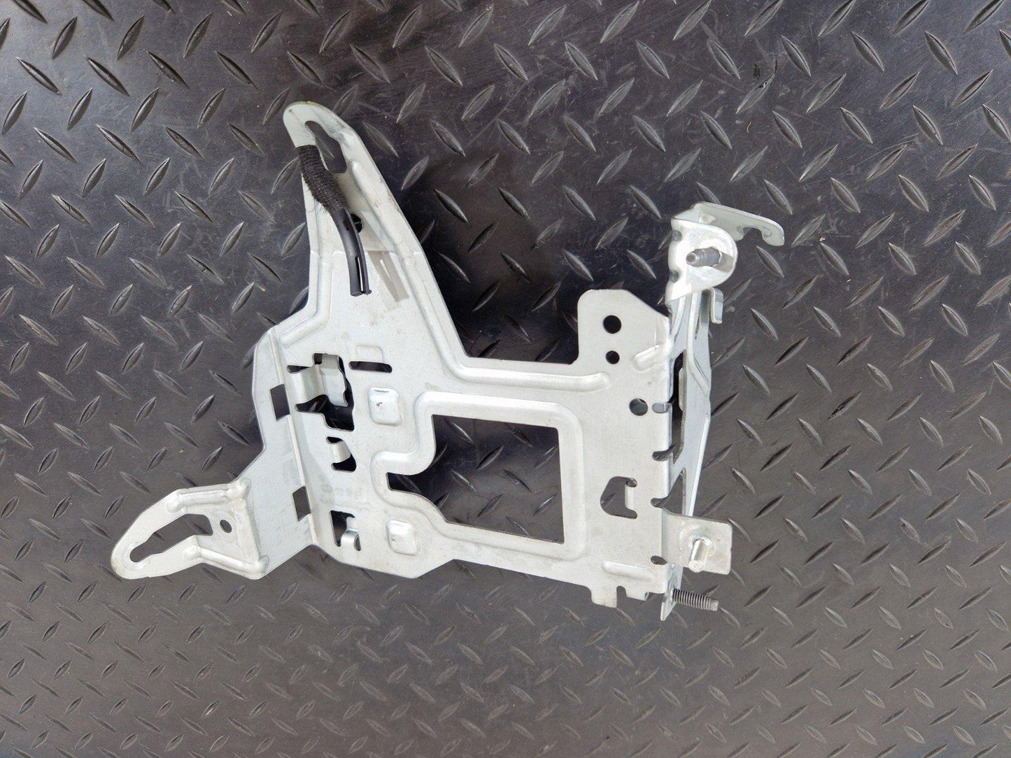 14-21 MERCEDES BENZ C300h W205 FUSE BOX RELAY HOLDER BRACKET A2055451740
