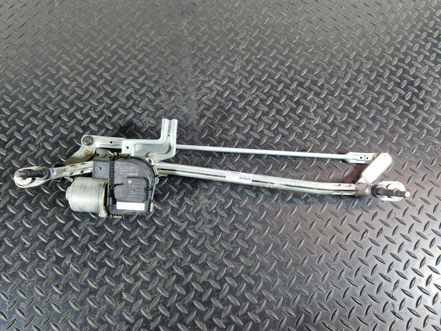 19-ON RANGE ROVER EVOQUE L551 FRONT WINDSHIELD WIPER LINKAGE WITH MOTOR