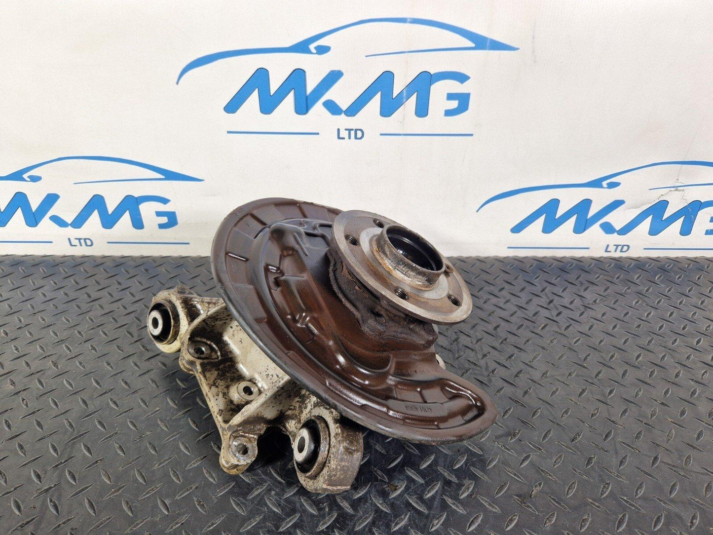 19-ON MERCEDES BENZ B CLASS W247 GENUINE DRIVER SIDE REAR WHEEL HUB A2473571400