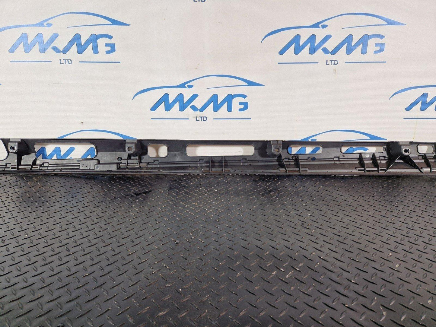 11-19 MERCEDES BENZ ML W166 OEM RIGHT SIDE SKIRT TRIMMING BRACKET A1666980227