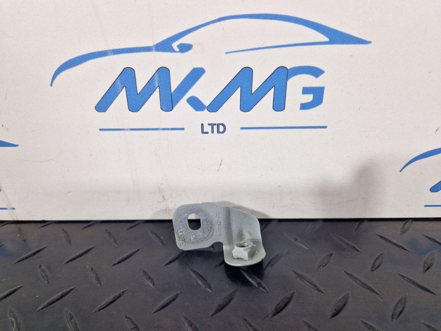 16-23 AUDI S5 COUPE GENUINE FRONT RIGHT DRIVER SIDE WING BRACKET 8W0821470