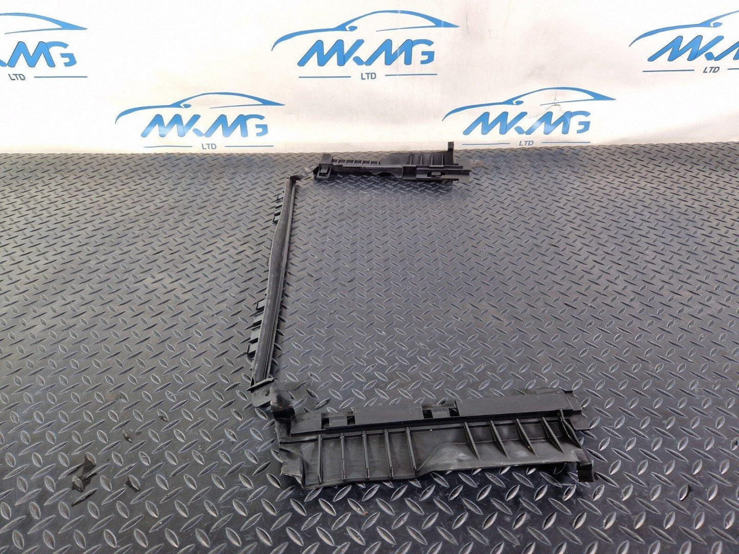 14-21 MERCEDES BENZ C200 W205 RADIATOR AIR GUIDE DUCT A2055050130