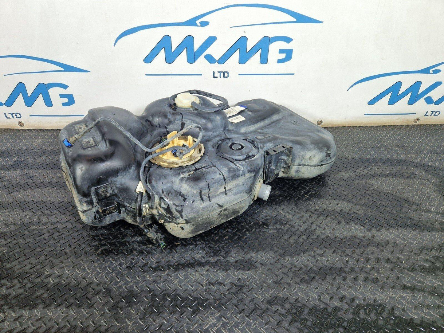 18-ON MERCEDES BENZ SPRINTER W910 W907 FUEL TANK & PUMP A9104700400 A9104701800