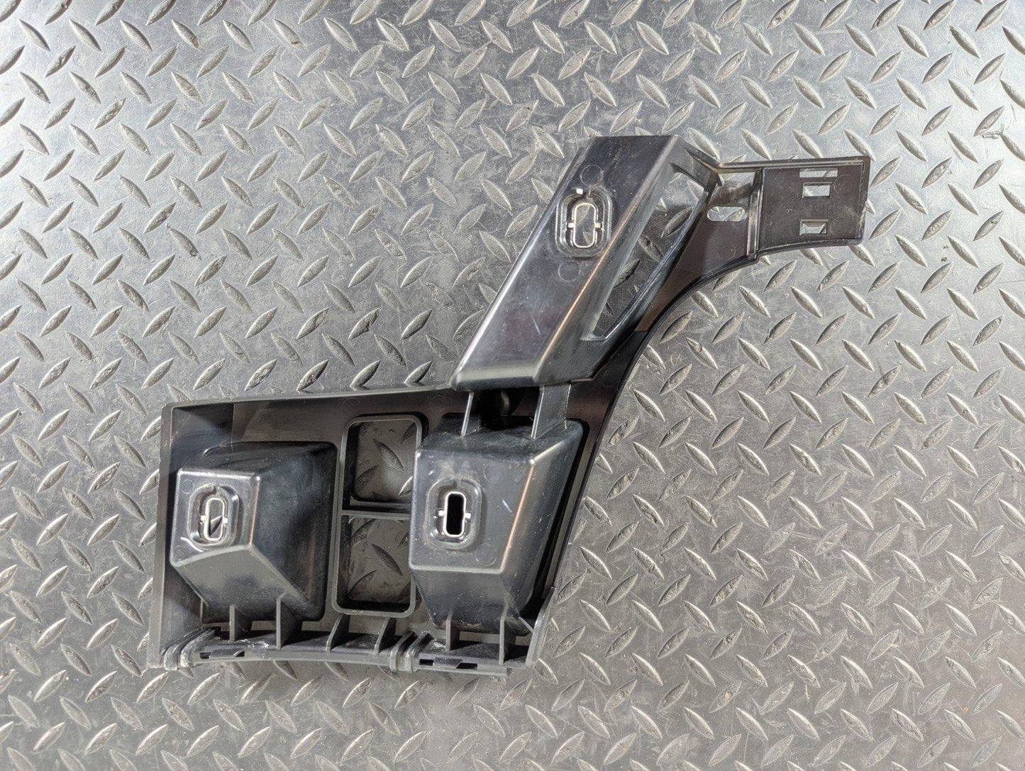 11-19 MERCEDES BENZ ML W166 REAR BUMPER LEFT SIDE BRACKET A1668803303