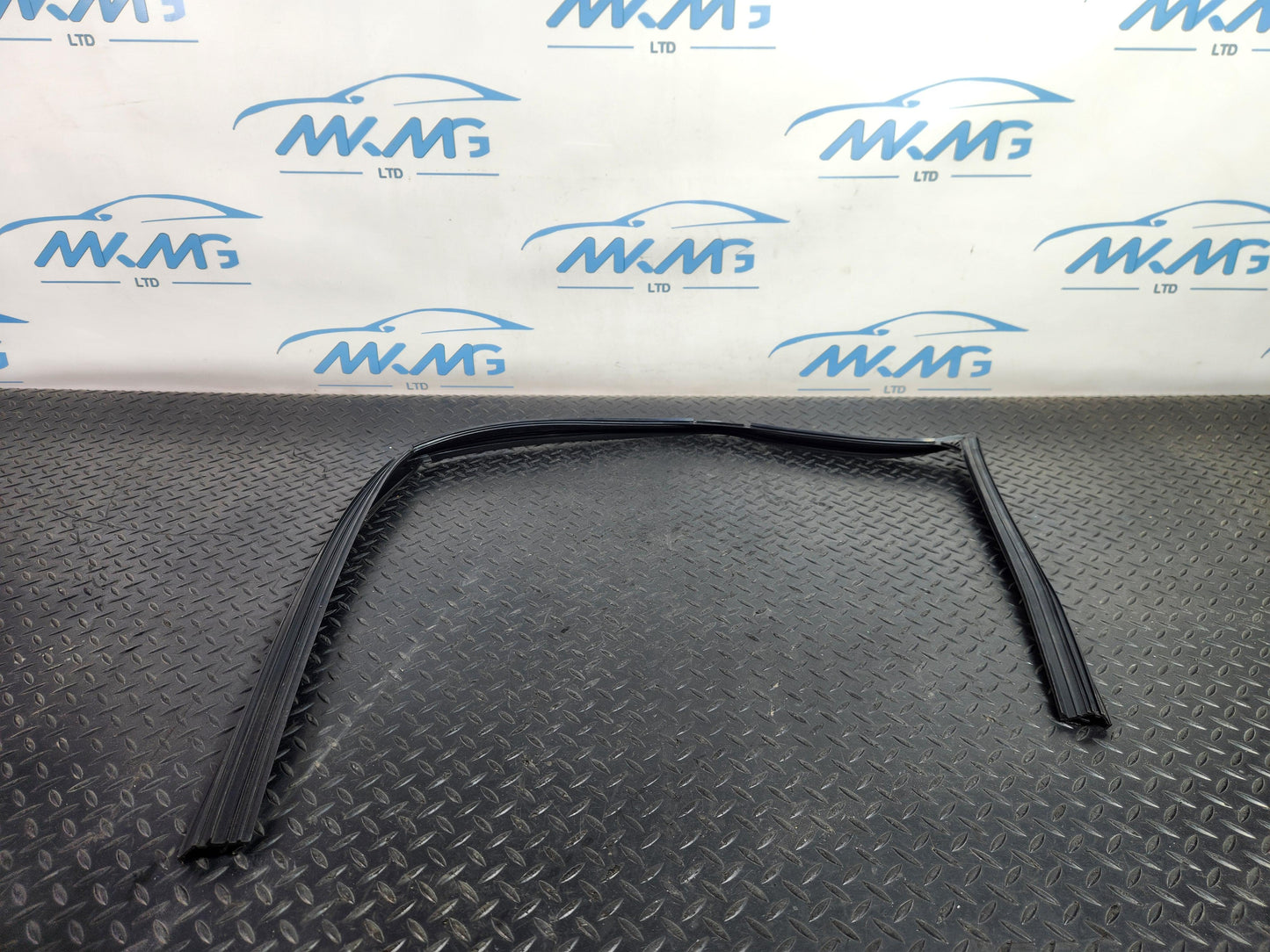 Land Rover Range Rover Evoque L551 Front Right Door Window Rubber Frame XC940