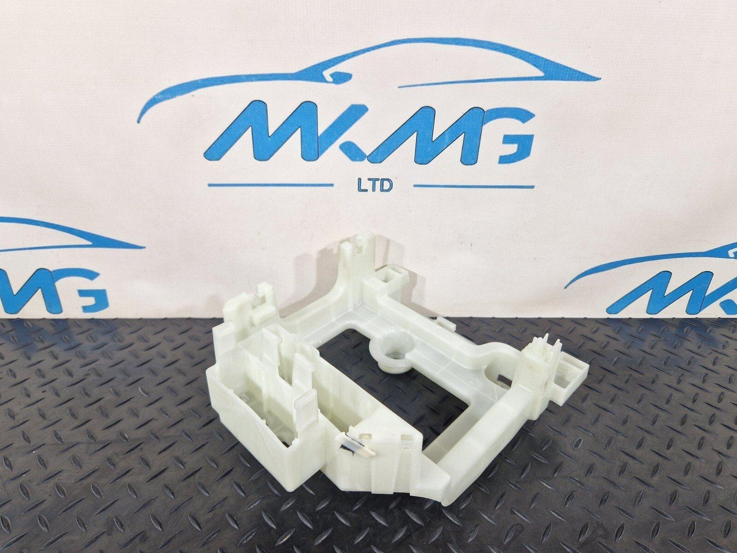 20-24 BMW 1 SERIES F40 GENUINE CURRENT DISTIBUTOR BRACKET HOLDER TRAY 6837044