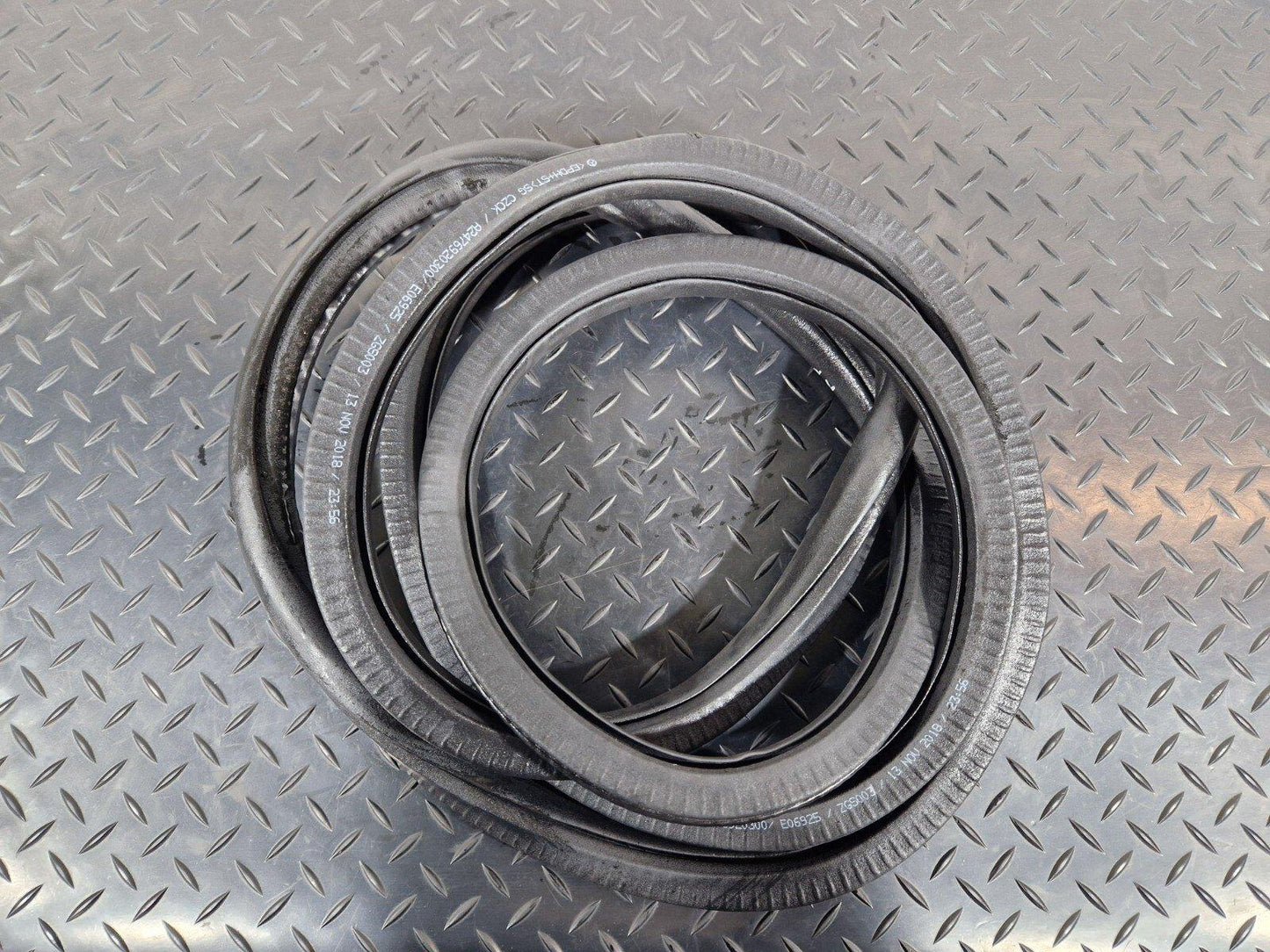 19-ON MERCEDES B CLASS W247 FRONT DOOR RUBBER SEAL FITS LEFT & RIGHT A2476920300
