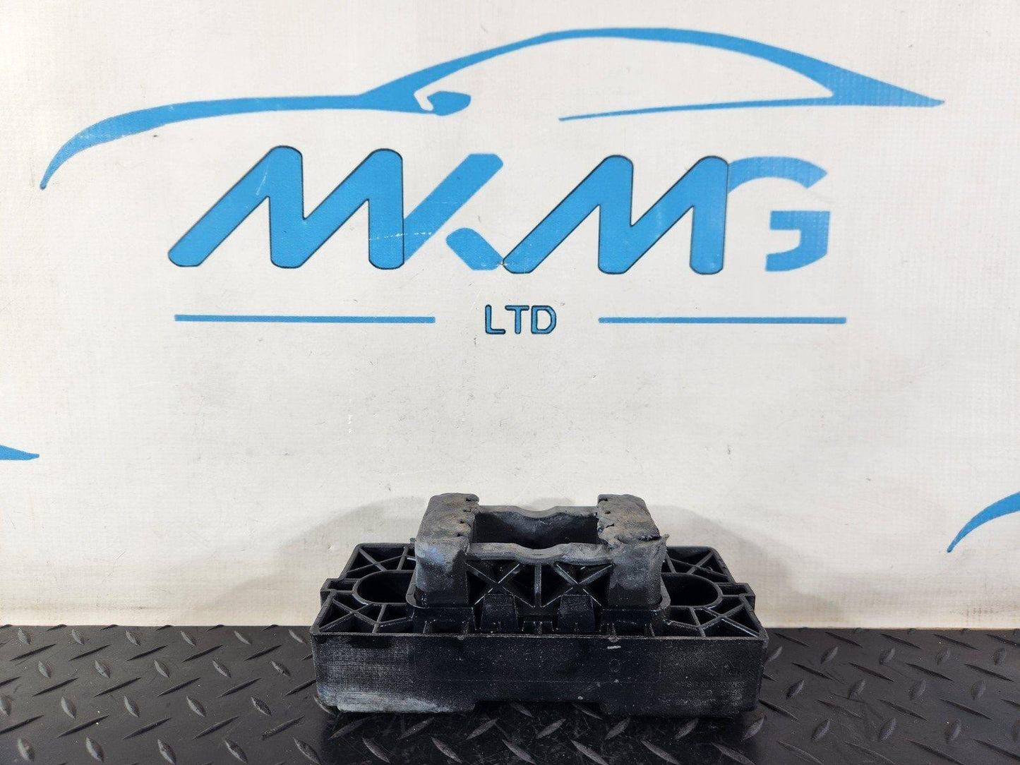 16-19 MERCEDES BENZ GLE W166 JACK SUPPORT MOUNT PAD A1666900334