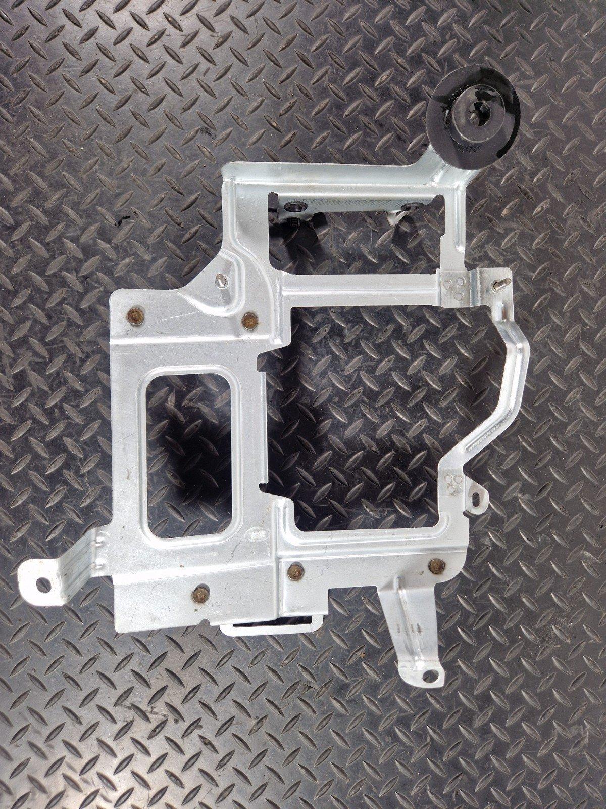 19-ON RANGE ROVER EVOQUE L551 BODY CONTROL MODULE BRACKET MOUNT M8D214D142BB