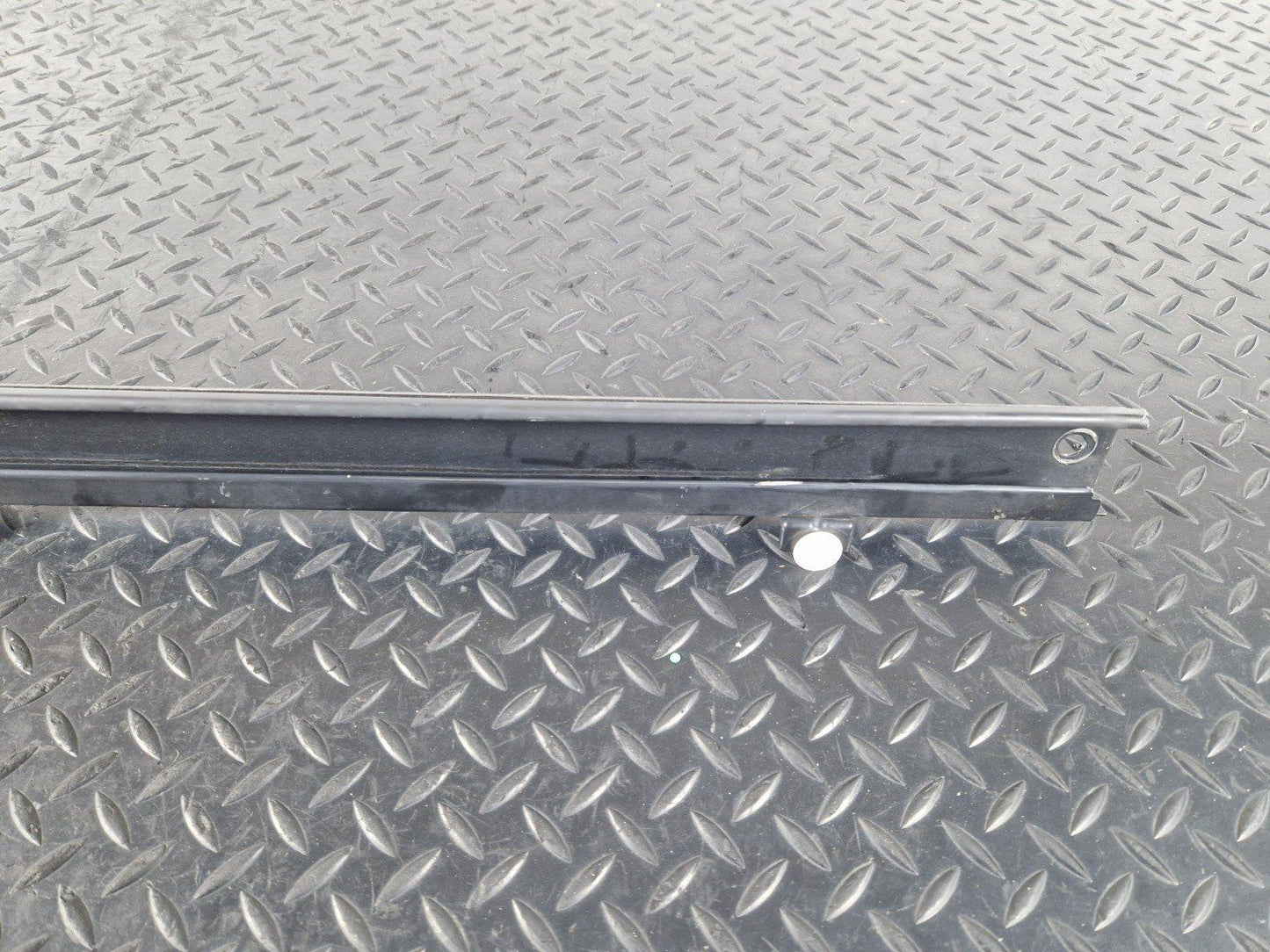 14-23 MERCEDES VITO W447 SLIDING DOOR RIGHT RUNNER GUIDE MOUNT A4477660337