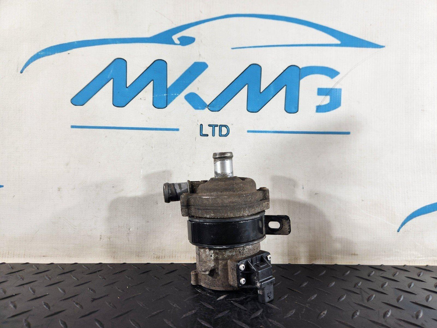 16-19 AUDI A4 B9 GENUINE COOLANT PUMP & BRACKET 8W0145879B 4H0965569A