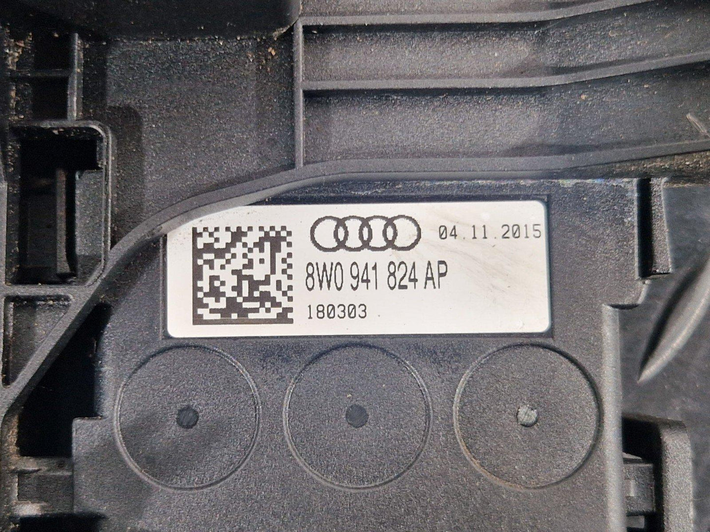 16-19 AUDI A4 B9 POSITIVE BATTERY POWER DISTRIBUTION BOX CONNECTOR 8W0941823