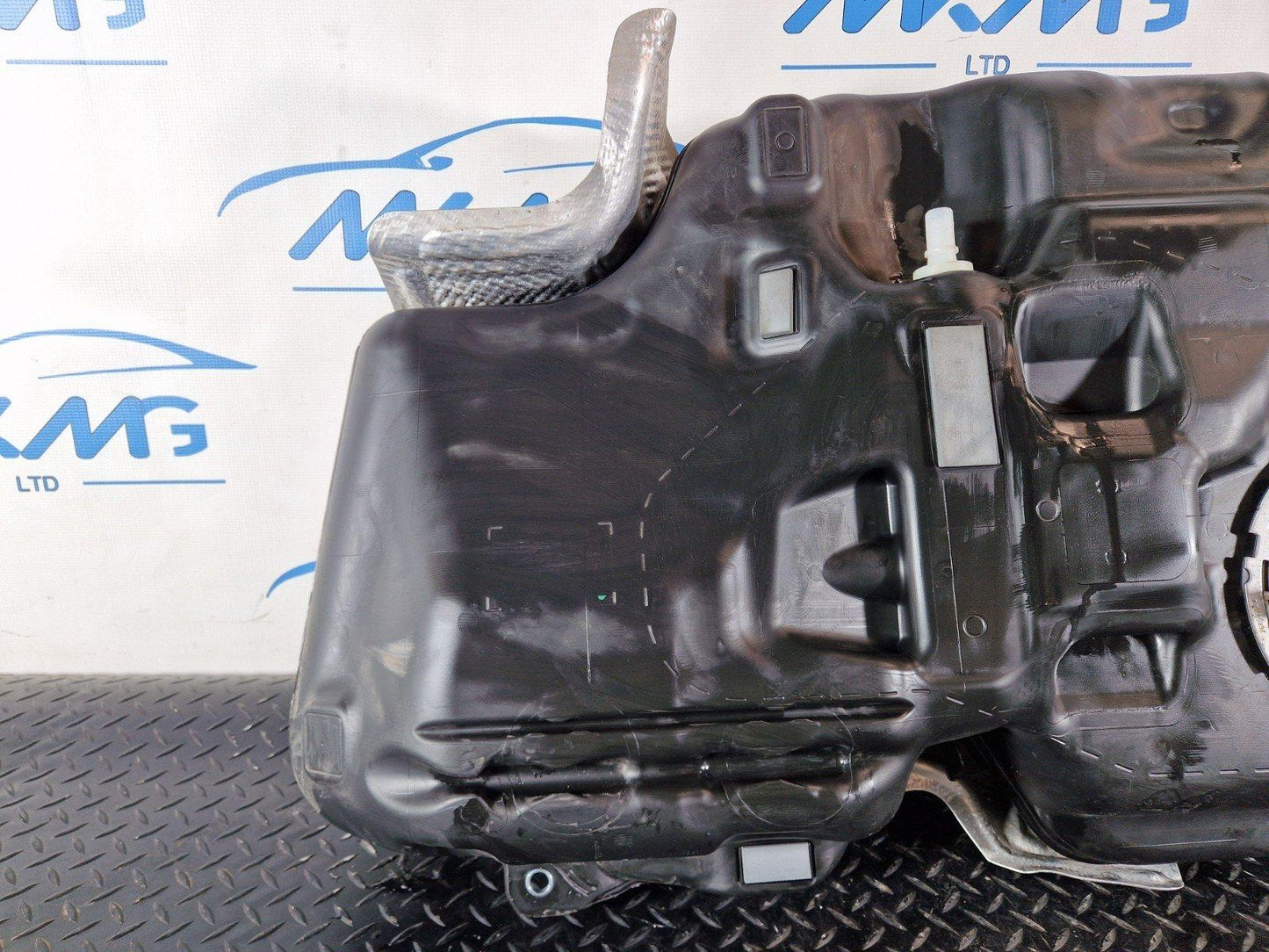 19-ON MERCEDES B CLASS W247 GENUINE DIESEL FUEL TANK WITH PUMP A2474701500