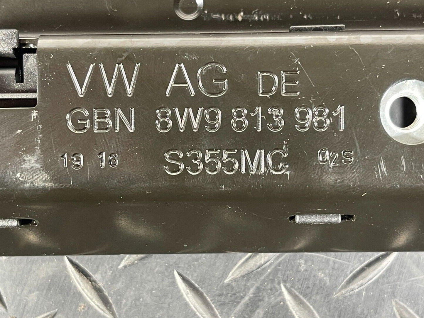16-19 AUDI A4 B9 GENUINE GENUINE MOUNTING FOR TIE-DOWN EYE 8W9813981