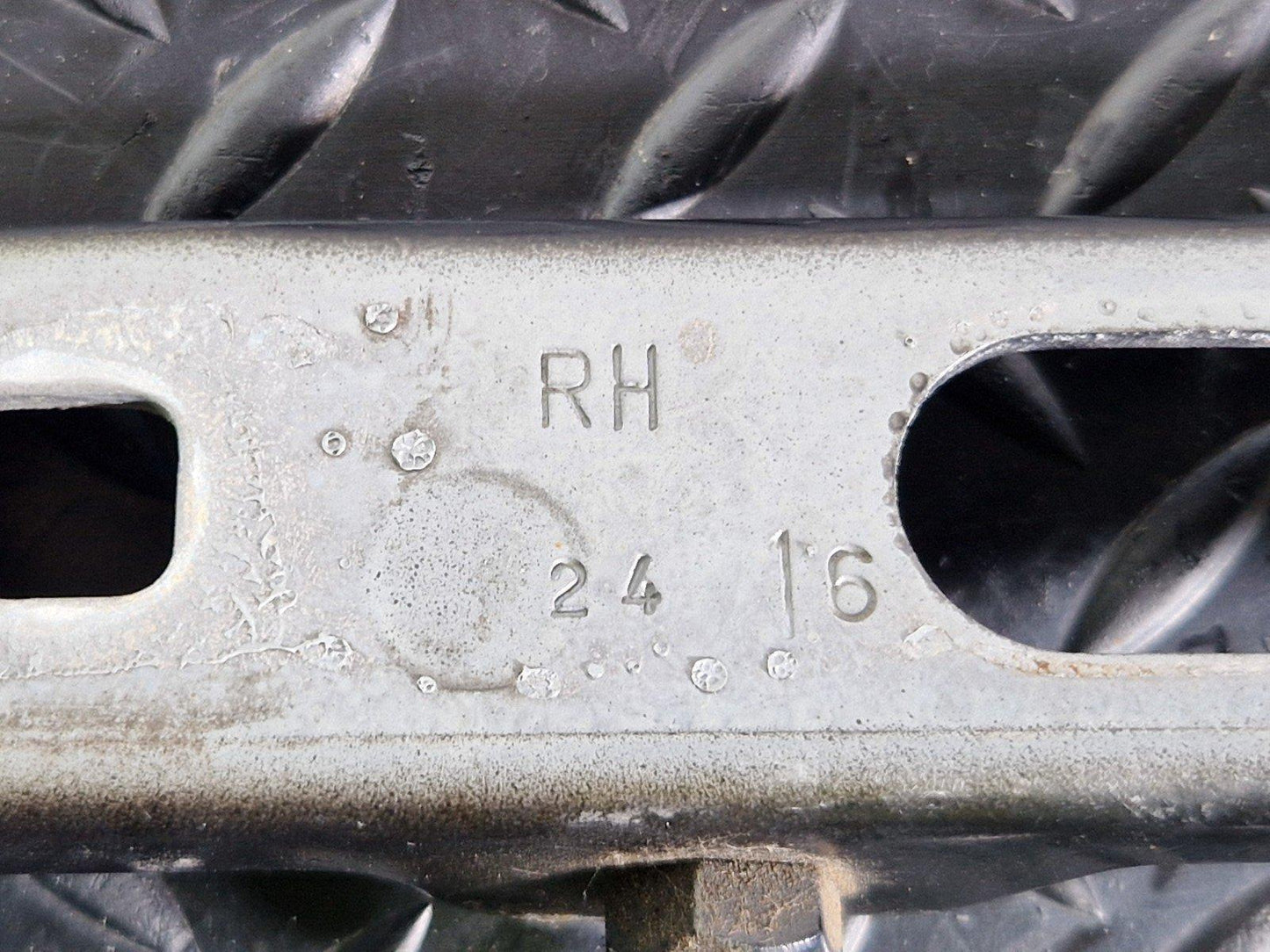 12-17 AUDI Q5 S-LINE GENUINE OEM FRONT RIGHT SIDE BONNET HINGE 8R0823302A