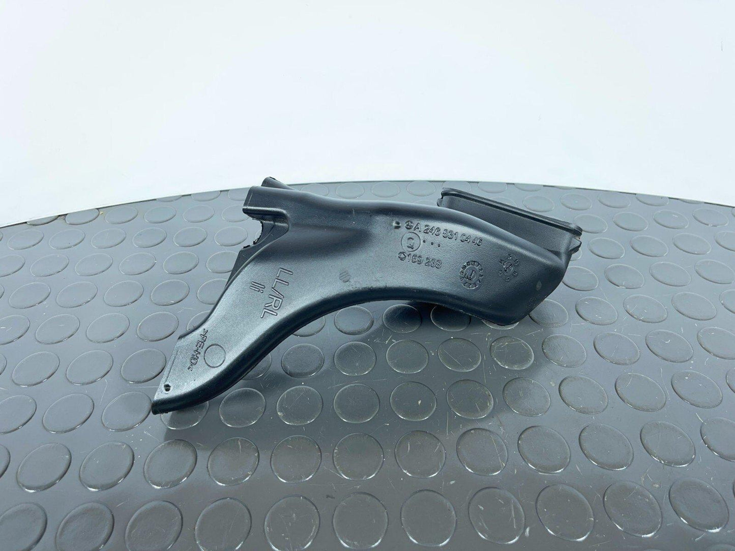 12-18 MERCEDES A-CLASS W176 GENUINE FRONT LEFT AIR DUCT GUIDE A2468310446