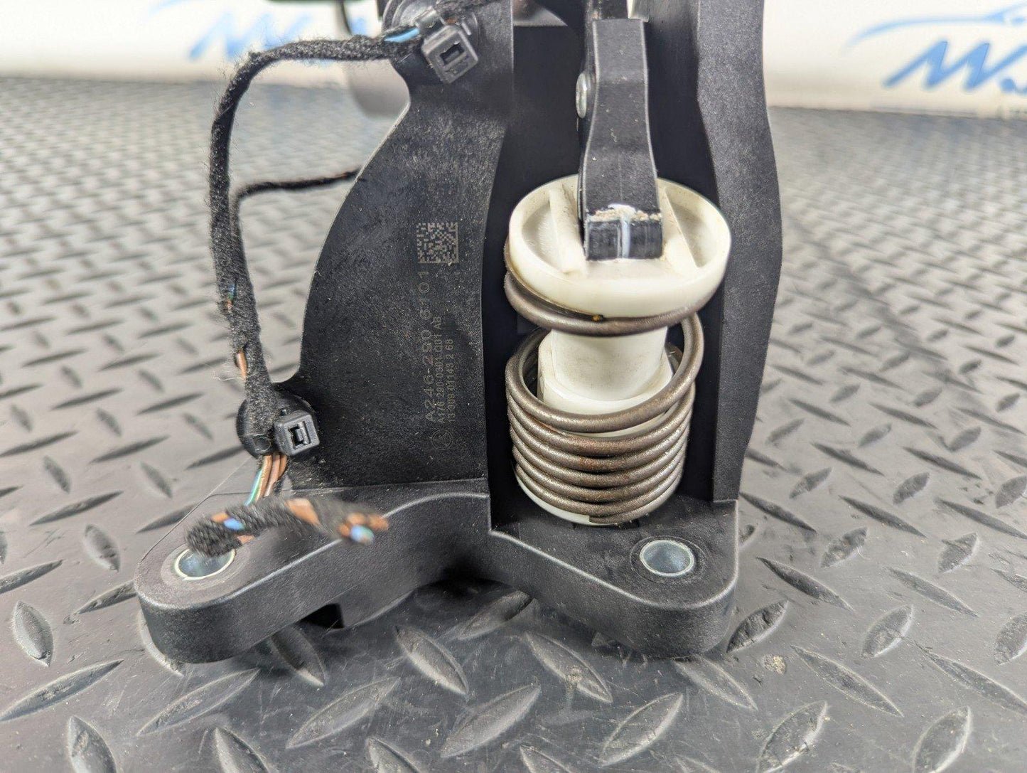 13-19 MERCEDES BENZ CLA C117 GENUINE CLUTCH PEDAL & MASTER CYLINDER A2462900312