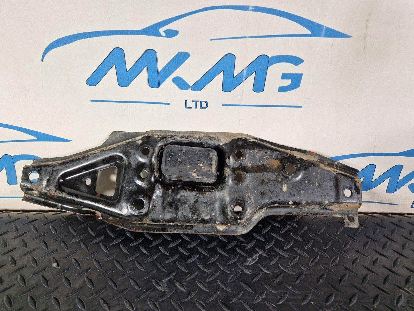 18-ON MERCEDES BENZ SPRINTER W907 FRONT BRACKET LEFT LOWER MOUNT A9076220700
