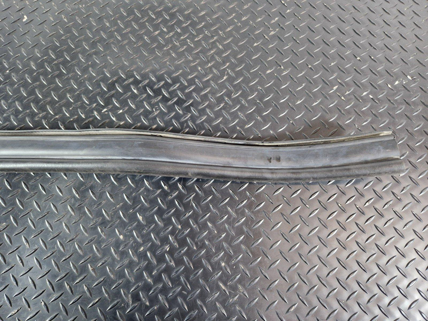 11-19 MERCEDES BENZ ML GLE W166 OEM ENGINE RUBBER SEAL A1668870098