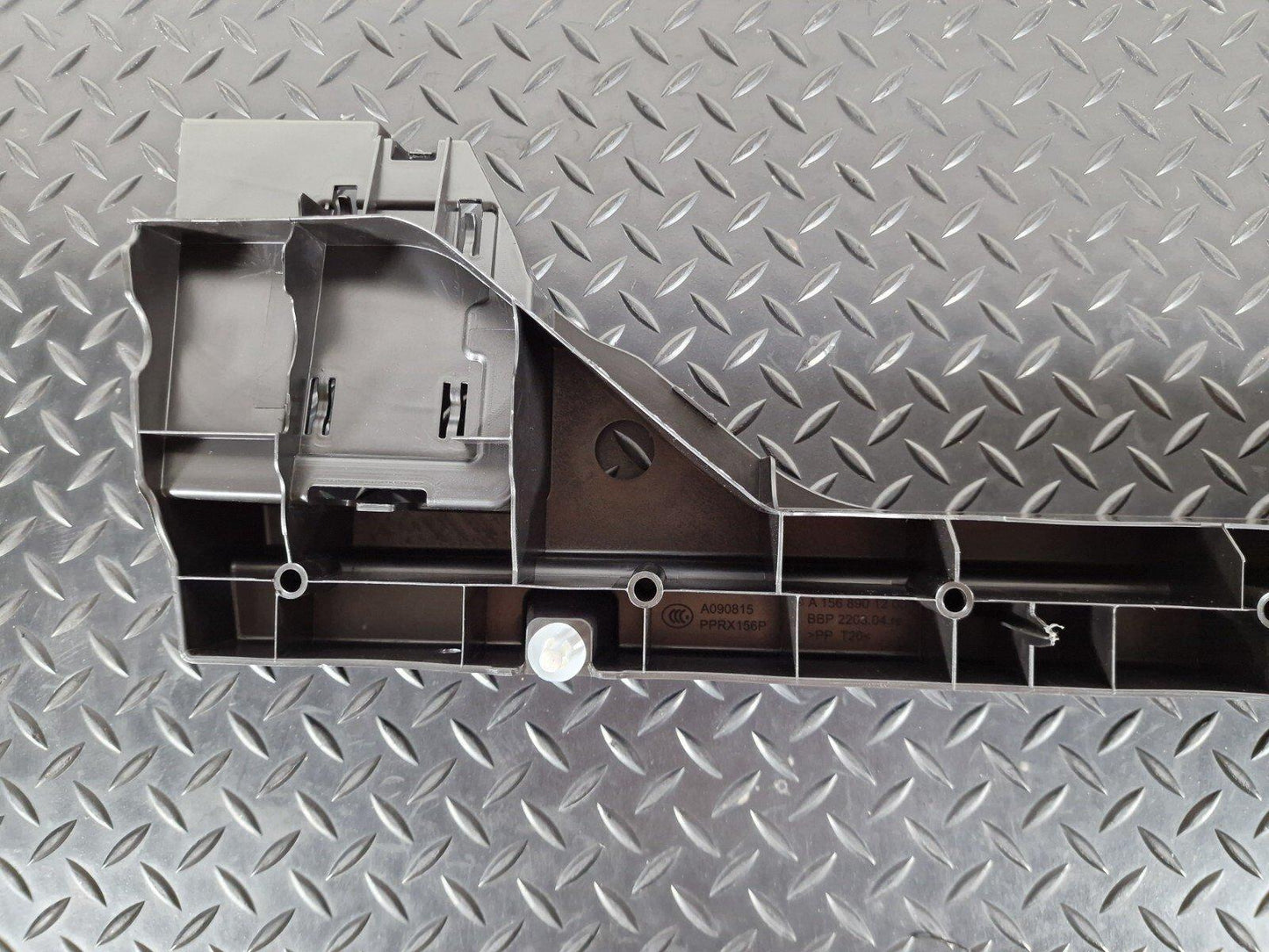 MERCEDES BENZ GLA X156 BOOT TRUNK RIGHT QUATER PANEL TRIM BRACKET A1568901200